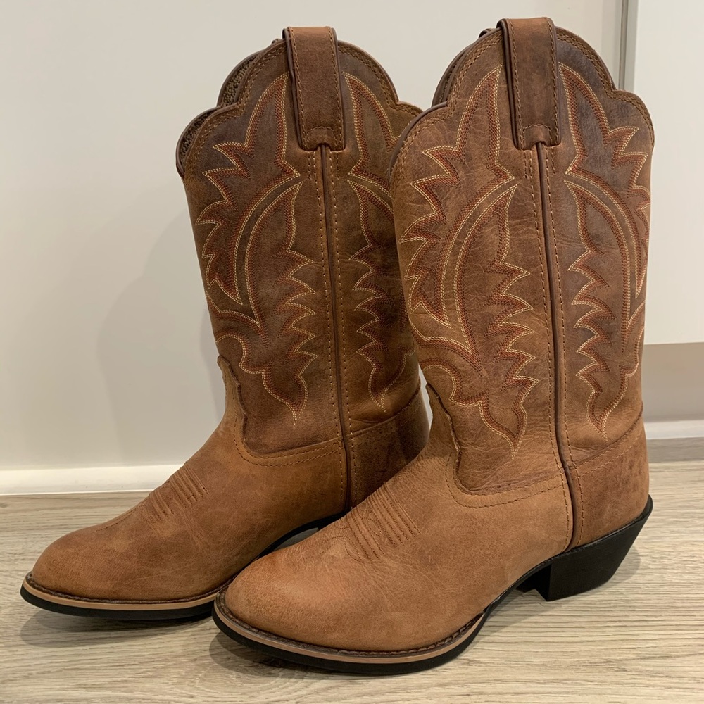 Woman’s brand new Tony Lama boots size 8